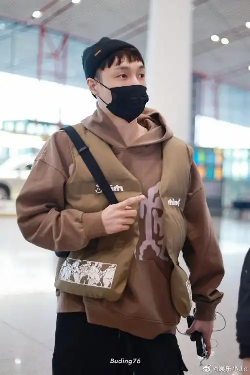 张艺兴咖色卫衣夹克机场造型