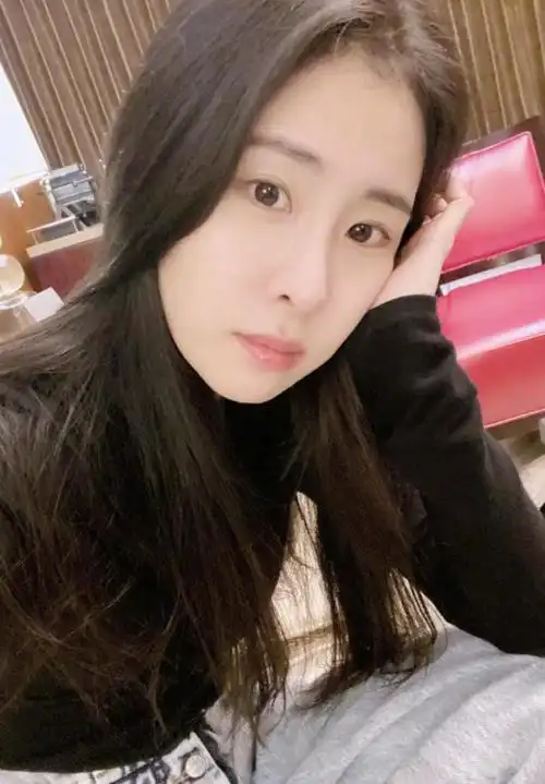 张碧晨扛不住美食诱惑,和好友大吃火锅,黑色t恤配牛仔裤少女风_腾讯新