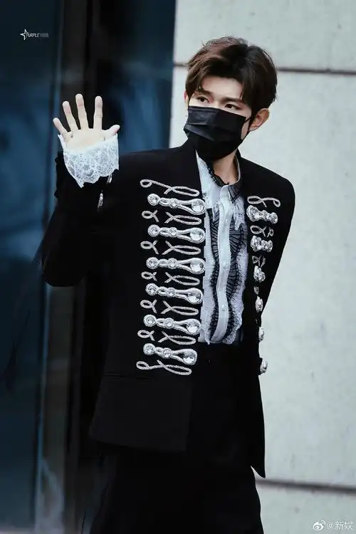 王源宫廷风王子造型##王源天赐的声音王子look#
王源《天赐的声音》