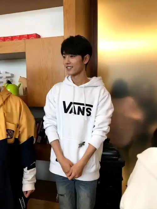 肖战壁纸超话#考古肖战#丨#肖战#    2018年3月14日 腾讯扫楼  生图好