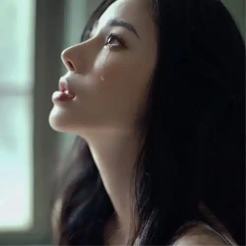 伤感流泪侧脸女生头像图片兜兜转转我们还是好聚好散了
