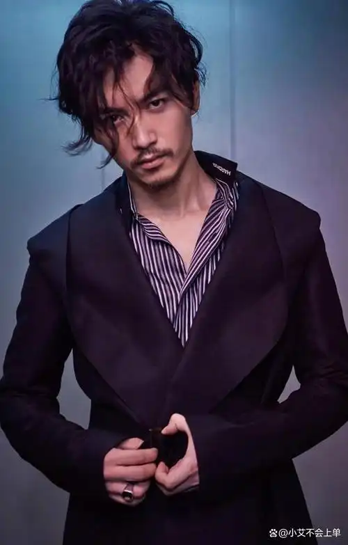 留胡子堪比"整容"!这11位男星气质大变,有人变丑,有人成极品