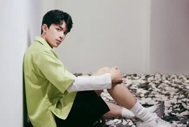 吴磊对自己身材倒是很自信,把显胖白袜穿上,这腿长确定真实存在