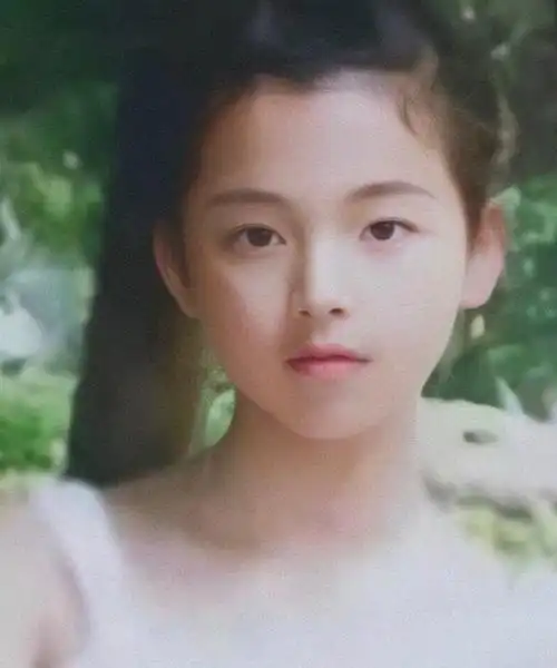 杨超越旧照曝光,18岁当礼仪小姐清纯稚嫩,网友:从小美到大