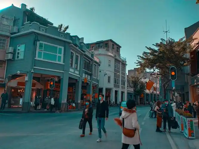 日落黄昏的街道,有你便值得.