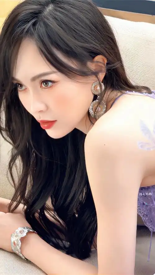 紫|@唐嫣03    #唐嫣紫月光妆#壁纸