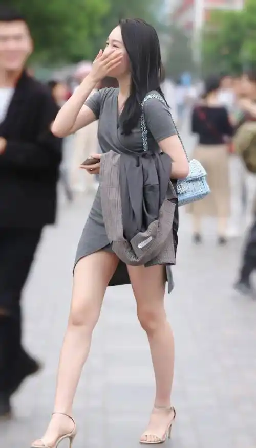 时尚"街拍":美腿好身材,路人简直无法忽视她的存在