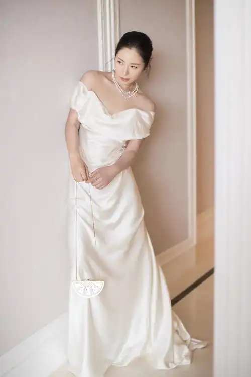 江一燕出席电影展:一袭白色礼服,尽显典雅大方!