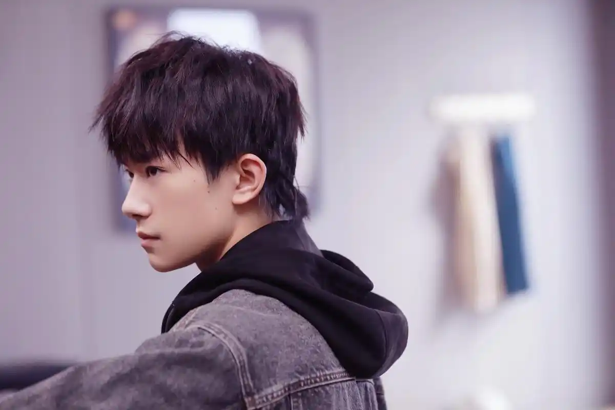 一组易烊千玺超级帅气高清壁纸,让千玺大佬告诉你什么是帅炸地表