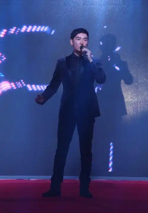 焦恩俊好像胖了,但是眉眼依旧帅气迷人,藏蓝色西装难藏魅力