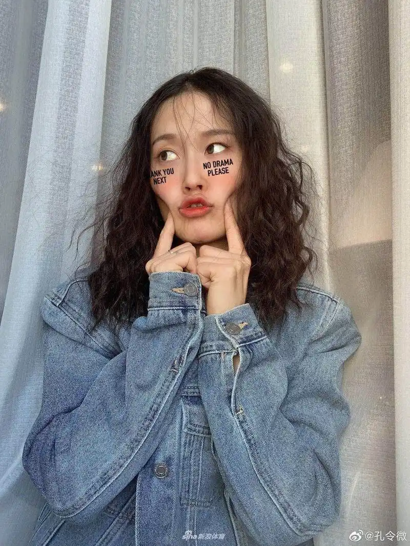 女飞人孔令微戴墨镜晒搞怪自拍