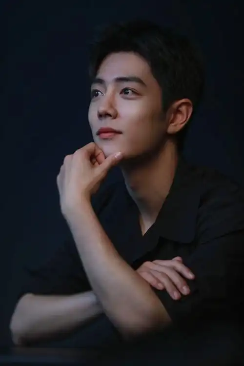 肖战全黑西装光中大片#肖战最新营业照片～全黑西装造型好帅,对穿