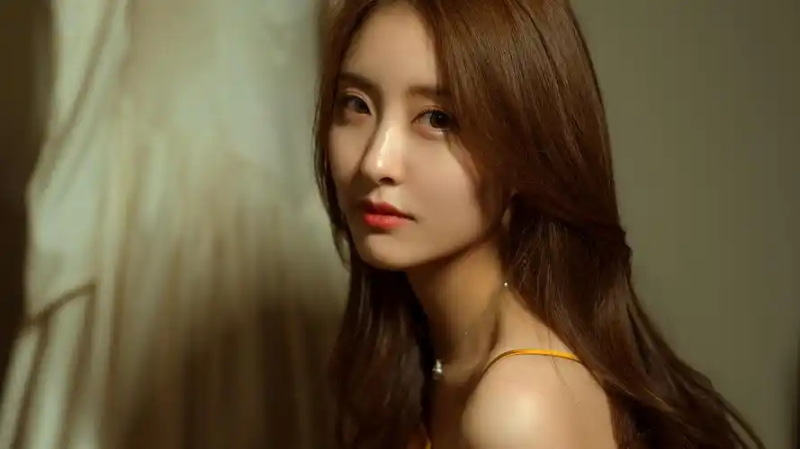 楚楚动人的长发美女