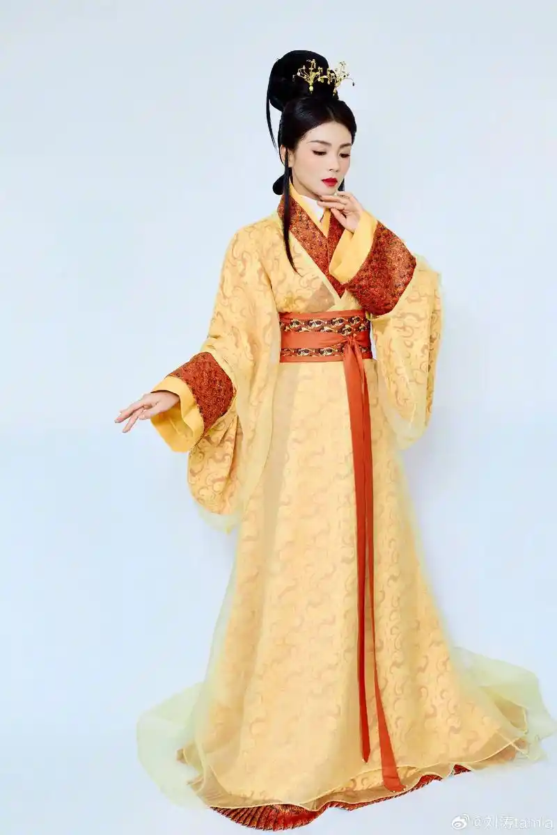 服装参考的是《列女仁智图》,颜色选择了中国传统色彩中的黄色作 - 抖