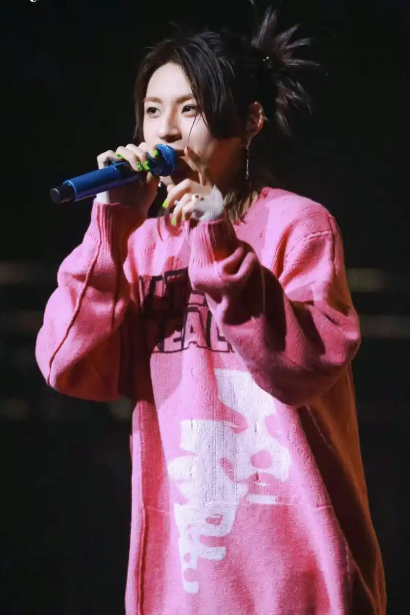 小鬼上海演唱会,这造型真的好看吗,说前卫说做自己的哪些人,你们确定