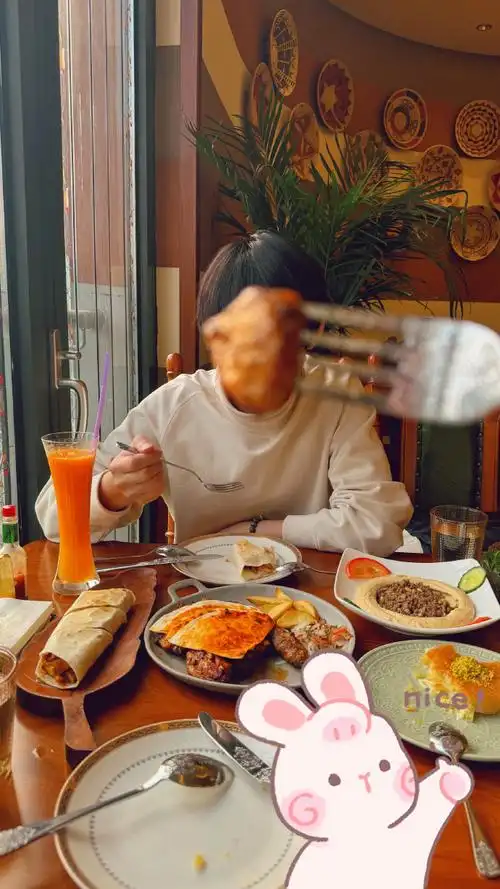 cv林予曦超话墨镜猫猫请你吃饭,本儿上的随便点,吃完还把你捧在手上带