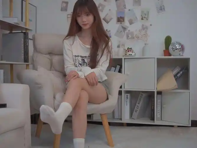 女生在家都喜欢光脚吧