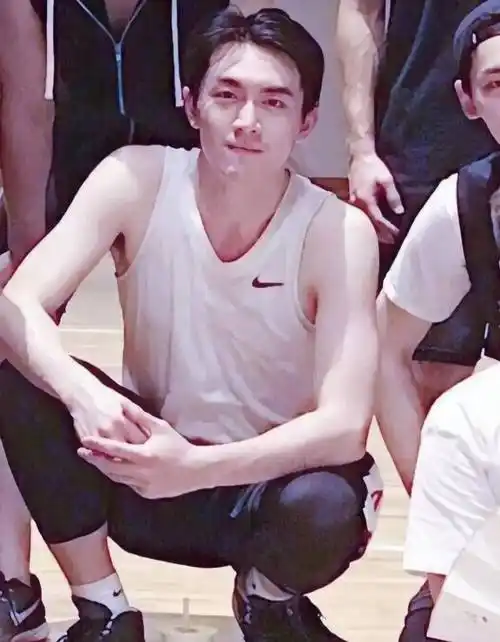 林更新露内裤边健身上热搜,细腰大身材还有翘臀_网友_肌肉_手臂