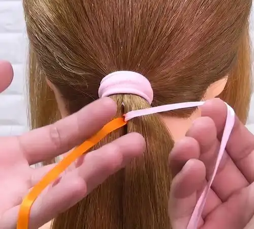 彩带编发教程图解,儿童三股辫加彩带编法