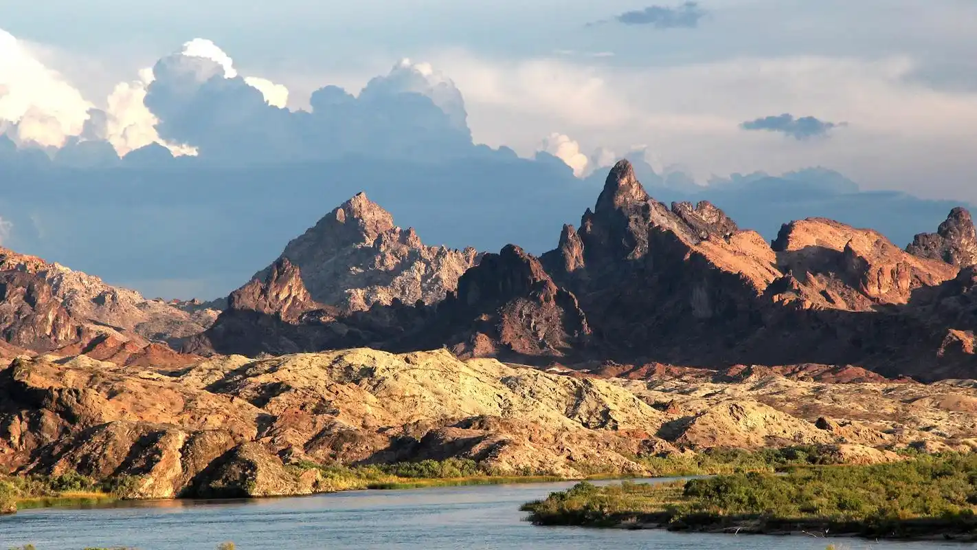 壮丽的山峰美景图片高清宽屏桌面壁纸