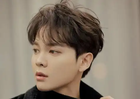 2019男生流行纹理烫短发设计 20多岁小伙子今年最潮短发打理方式_发型