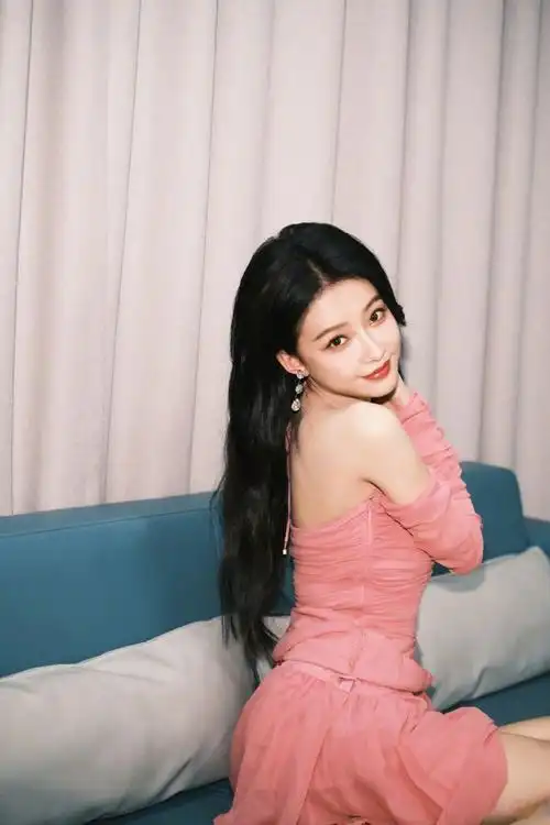 粉红女王孙怡性感和可爱集于一身童话中出逃的公主吧