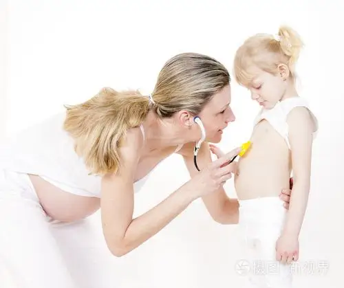 怀孕的母亲的小女孩