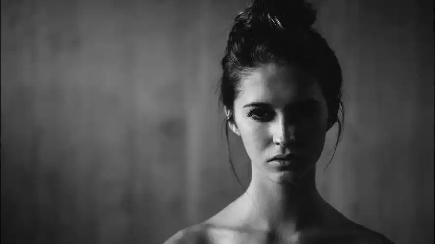 创意摄影黑白色调的性感美女桌面壁纸高清大图预览1920x1080_美女壁纸