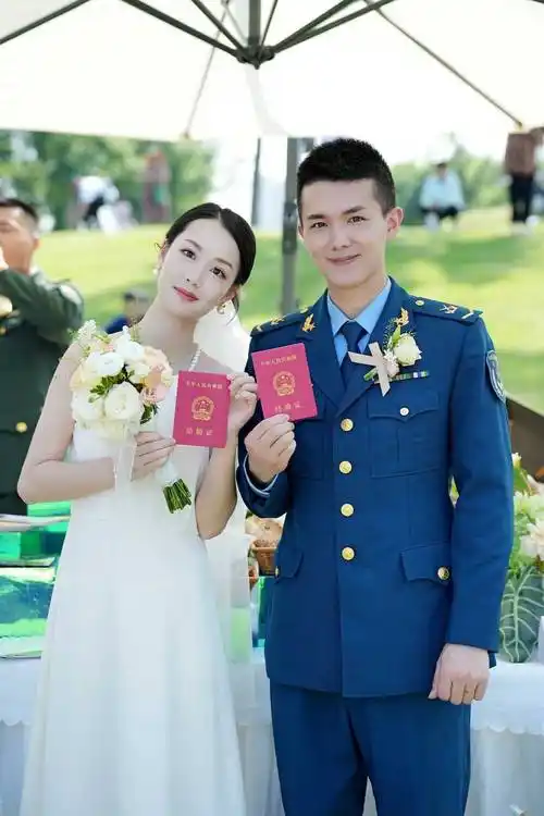 上午9点30分,26个兵哥哥穿上军装,帅气硬朗.与平日的严肃不