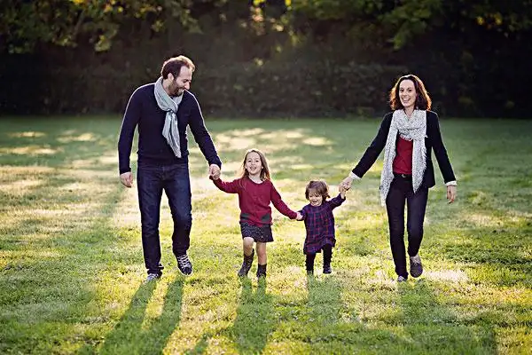 两个,女孩,家庭,牵手,草地,走,里尔