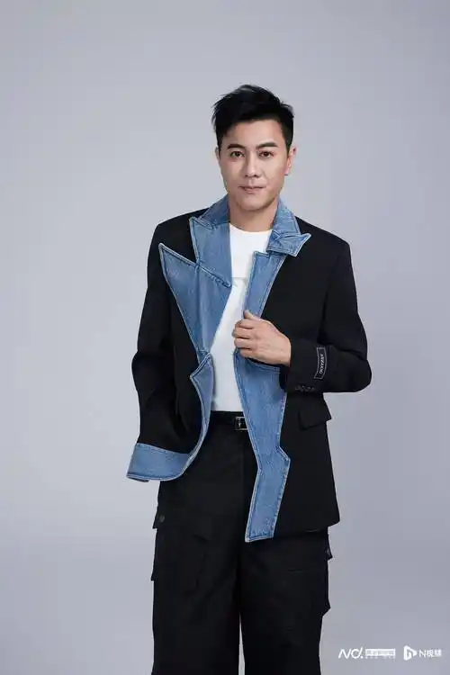 梁汉文与杨千嬅,陈奕迅并称为"华星三宝",梁汉文曾凭借《七友》《缠绵