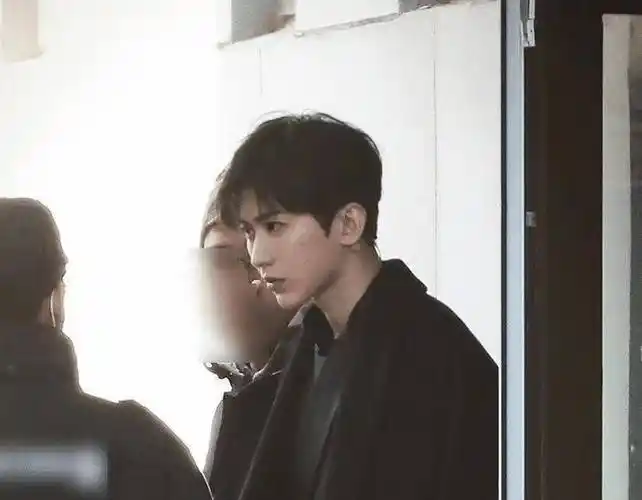 原创原创蔡徐坤上班路透照原相机下身材比例很优越但新发色最吸睛