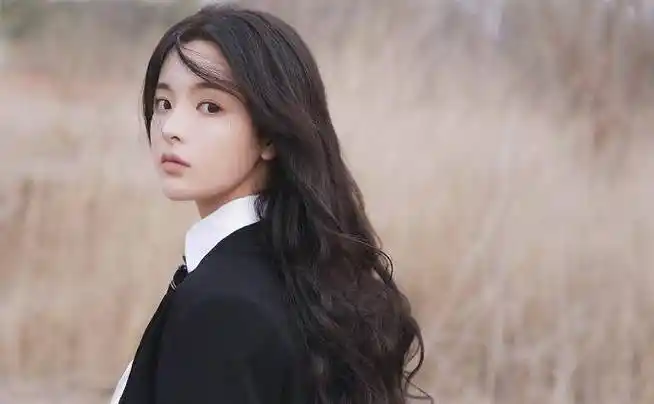 原创杨超越美出新高度白衬衣长卷发变身校园女神清纯又灵动可塑性太强