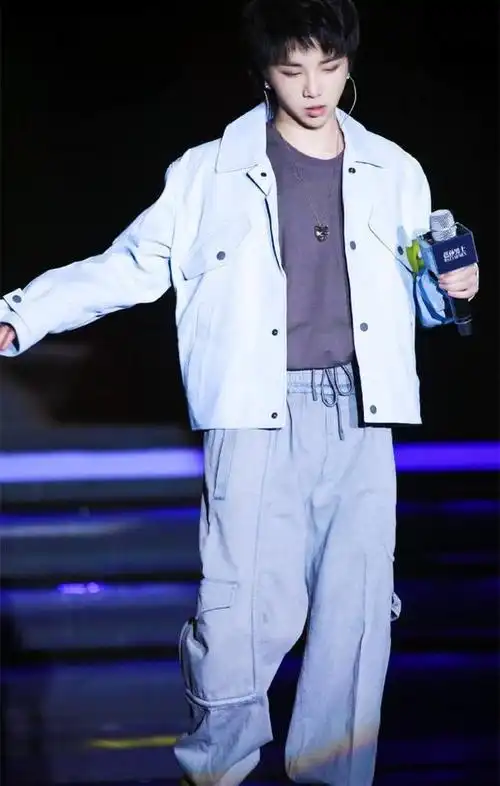 华晨宇机场穿成"小香菇",阔腿裤配运动鞋,真的只有172cm?