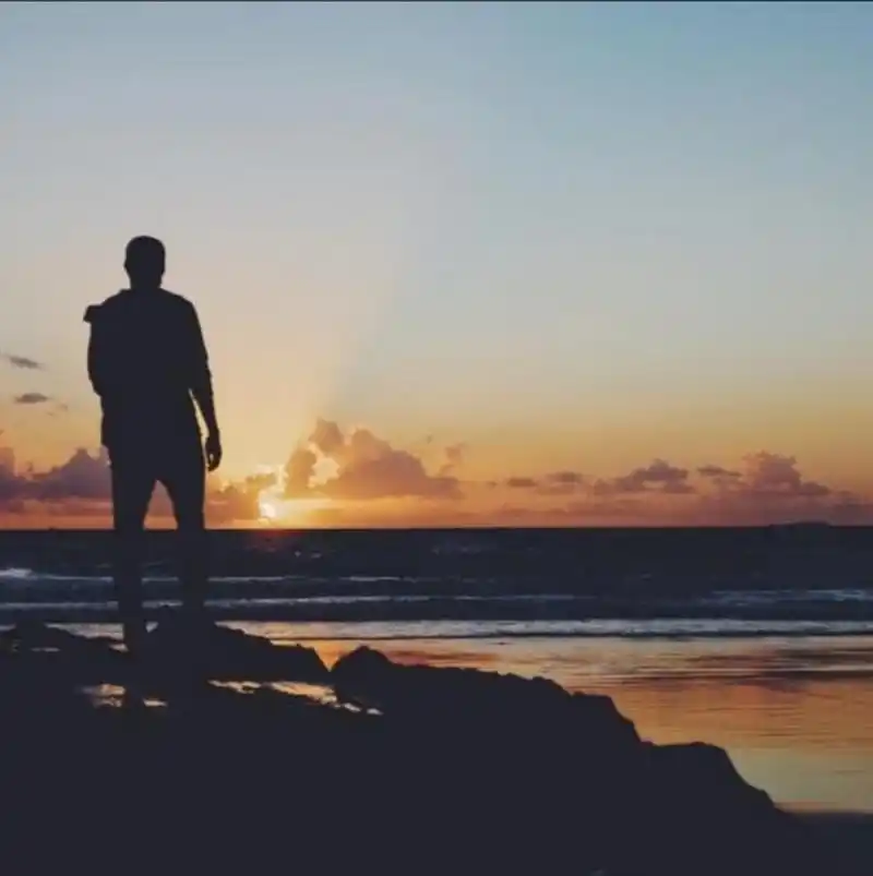 孤单黑色背影风景图头像