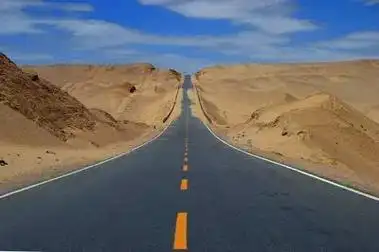 新疆·塔里木沙漠公路,汽车奔驰其上,一望无际的沙漠腹地,杳无人烟