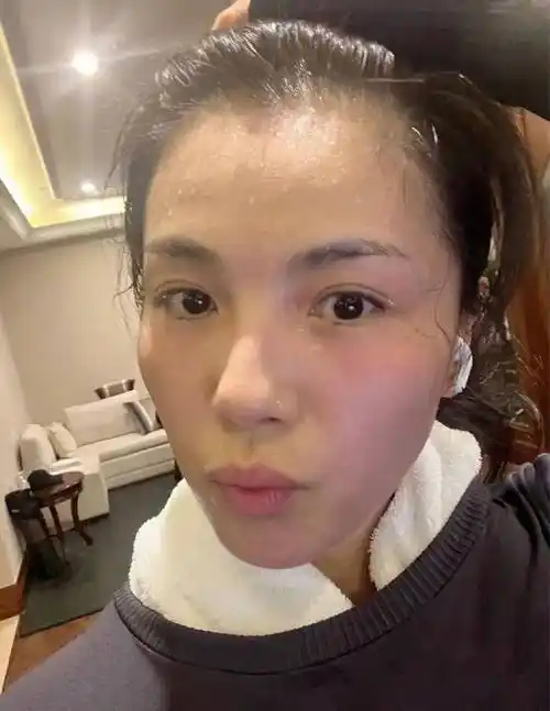 刘涛晒运动后流汗自拍素颜依旧