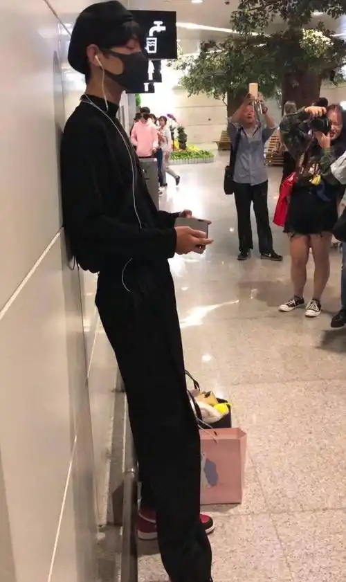 肖战屁股造假?裤兜褶皱露出形状被疑用垫臀,粉丝炸开锅怒斥造谣