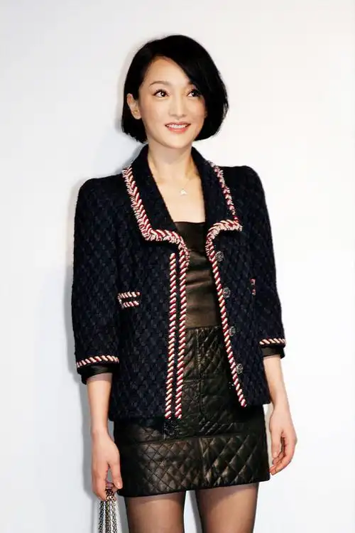 周迅,在日本出席活动穿的这套小香风套装有点金属质感呢.