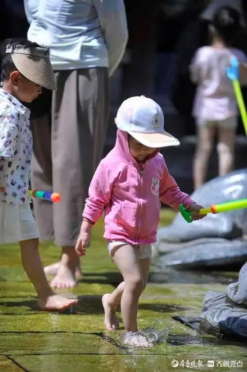 济南迎来今夏首轮高温天气,萌娃五龙潭戏水纳凉