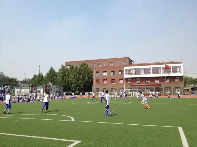 用足球书写美丽的校园音符——清华附中上地学校初二年级举行足球联赛