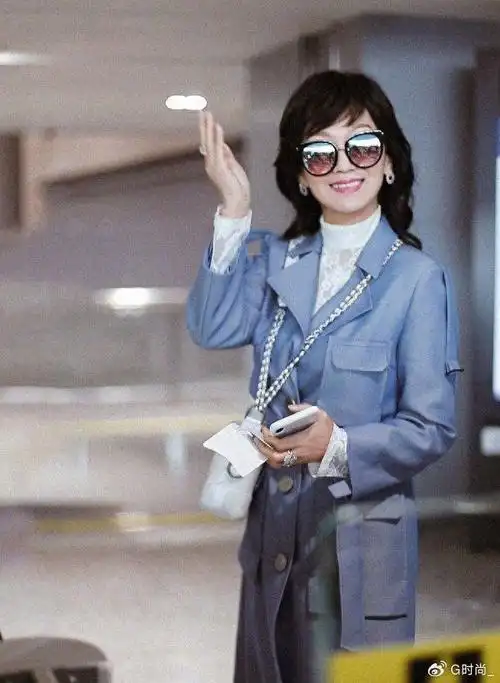 有一种精致叫″赵雅芝″,秋冬穿搭优雅有气质,67岁穿出时尚感