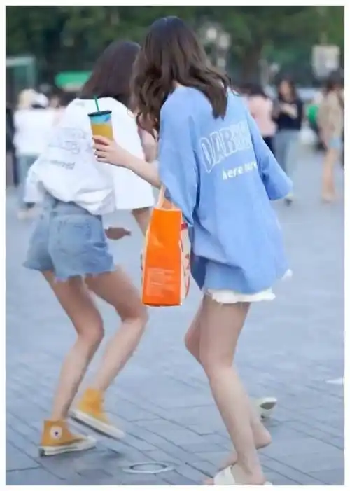 原创和闺蜜逛街就穿拖鞋考验友情的时候到了妹子是什么损友