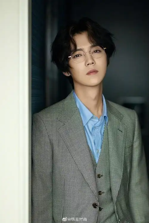 鹿晗眼镜杀,中分卷发加金丝眼镜让人眼前一亮,复古摩登