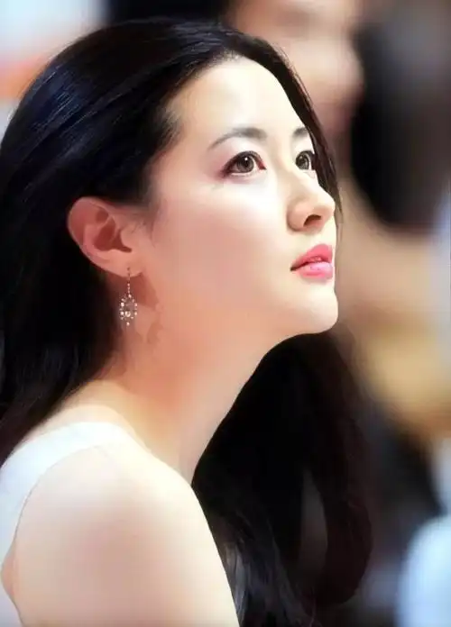 49岁的李英爱美上热搜一如童年记忆中的大长今惊艳众人