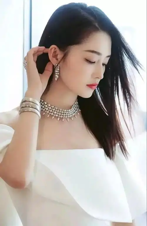 李沁眉清目秀性感迷人