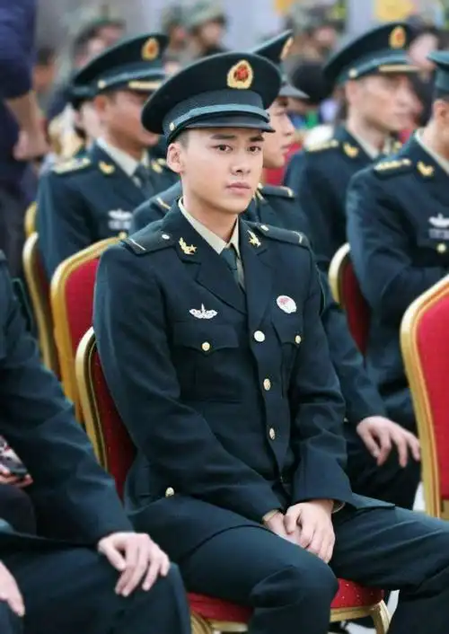 坐在哪里若有所思,中国人民解放军,向你致敬!