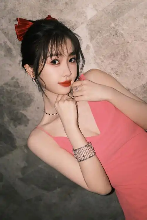 歌手,演员@虞书欣esther演绎#olaff#珍藏级高级珠宝作品,定格灵动梦幻