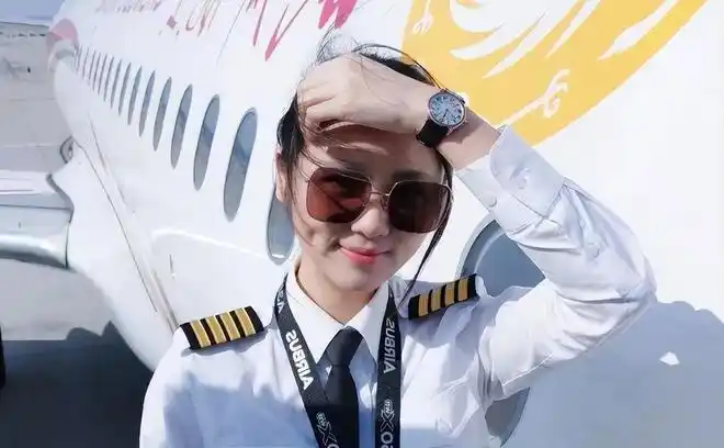 空中花木兰伍倩玉17岁学开飞机中国最年轻机长有多牛