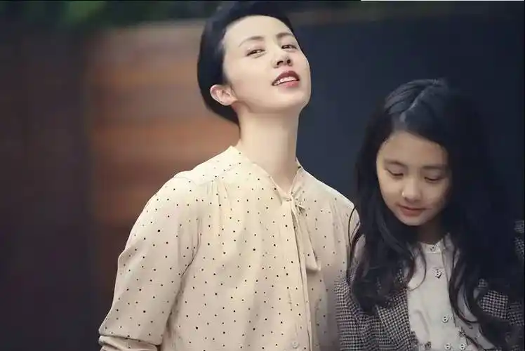 黄磊妻子吐槽自己变老,皱纹白发一样都不能少,自然老去依然很美_孙莉